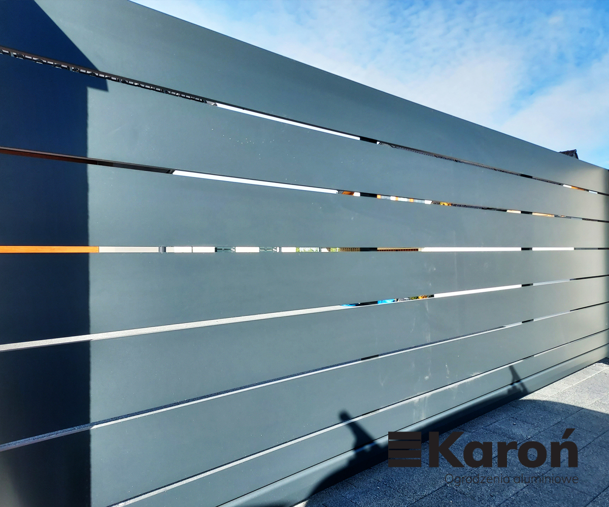 Brama przesuwna aluminiowa z profili 200 mm z wąskimi przerwami – Będzin