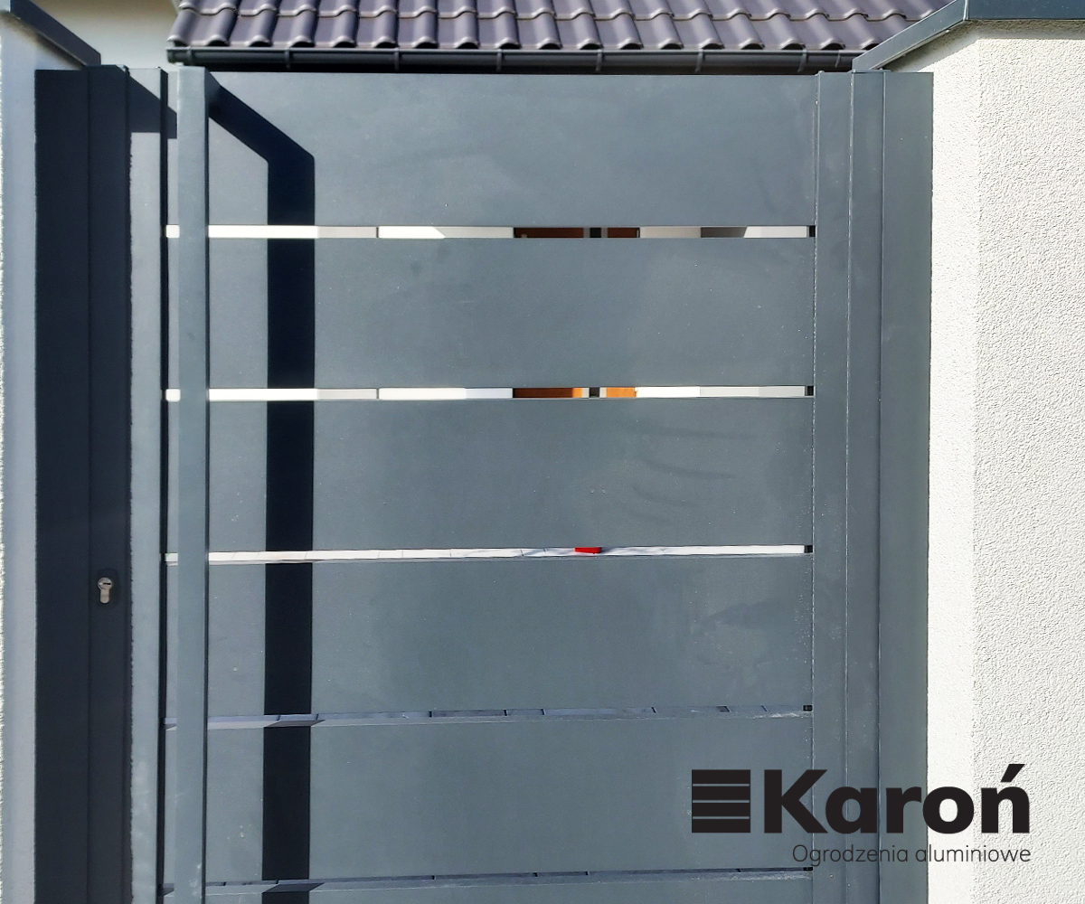 Nowoczesna furtka aluminiowa ciemna z wąskimi przerwami – Będzin