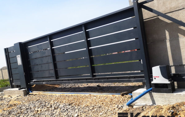 Ogrodzenie aluminiowe ze słupkiem wielofunkcyjnym – Nowa Huta (Kraków) woj. małopolskie | Karoń