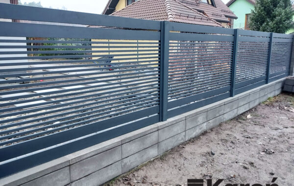Ogrodzenie aluminiowe z wąskich profili – Kleszczów, woj. łódzkie | Karoń