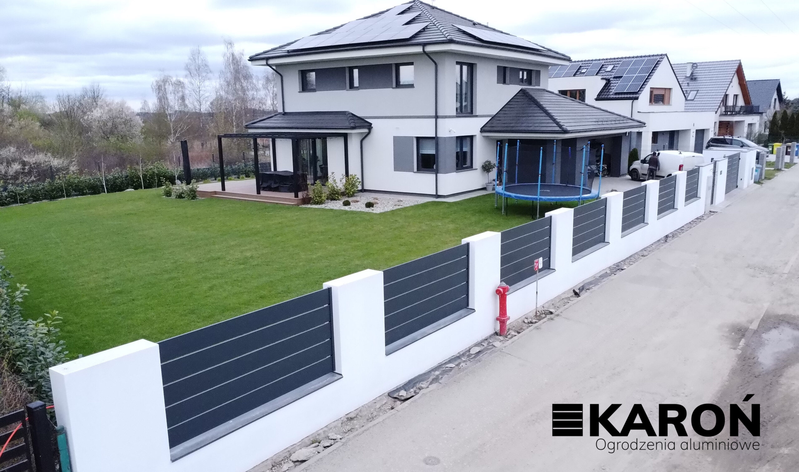 Ogrodzenie aluminiowe z bramą przesuwną w kolorze grafitowym – Wrocław