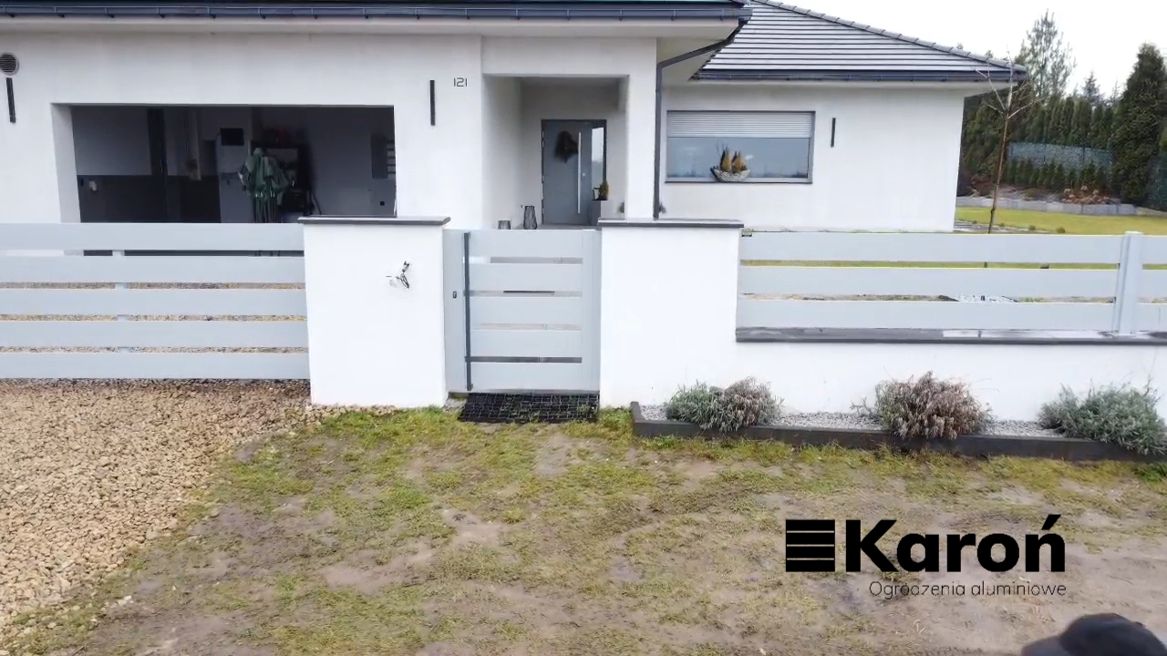 Ogrodzenie aluminiowe z szerokich profili 200 mm – Bobrowniki