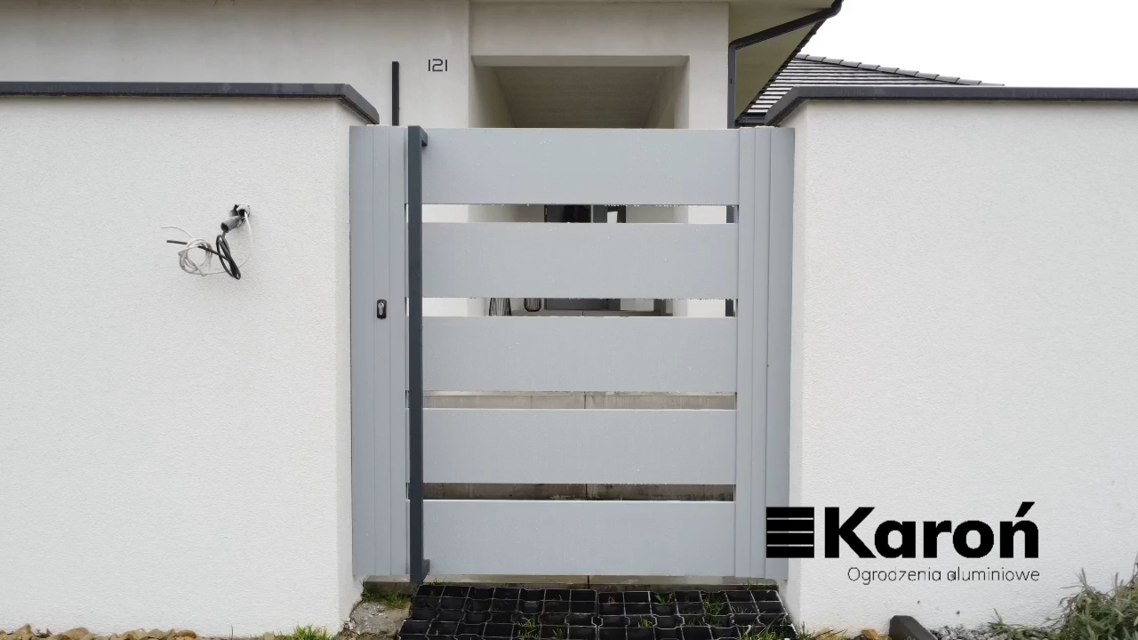 Furtka aluminiowa z czarną antabą – realizacja Bobrowniki