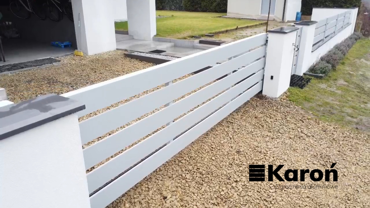 System ogrodzeniowy z bramą i furtką wykonany z paneli 200 mm