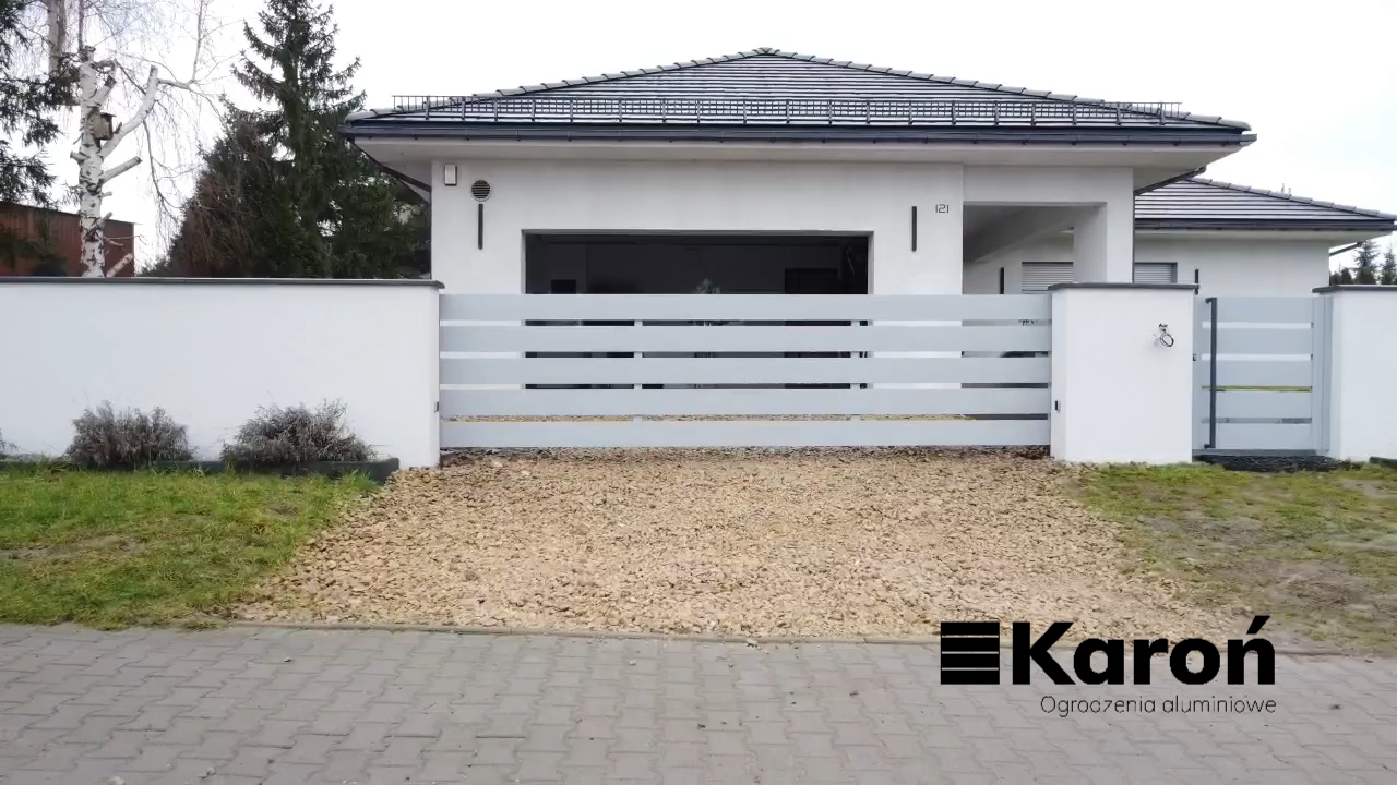 Brama przesuwna aluminiowa z zabudowaną szyną – realizacja Bobrowniki