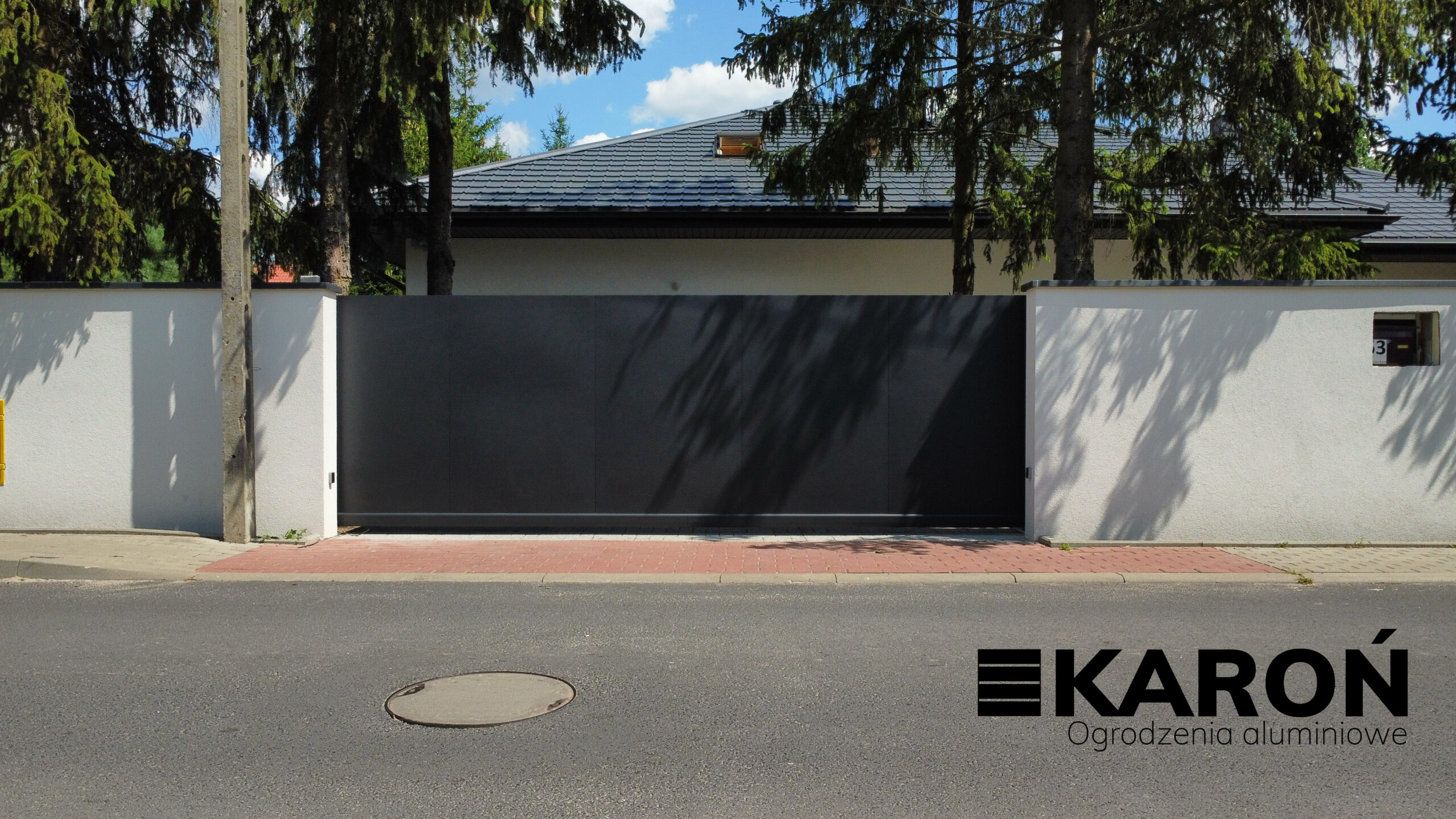 Pełna brama aluminiowa – realizacja Warszawa