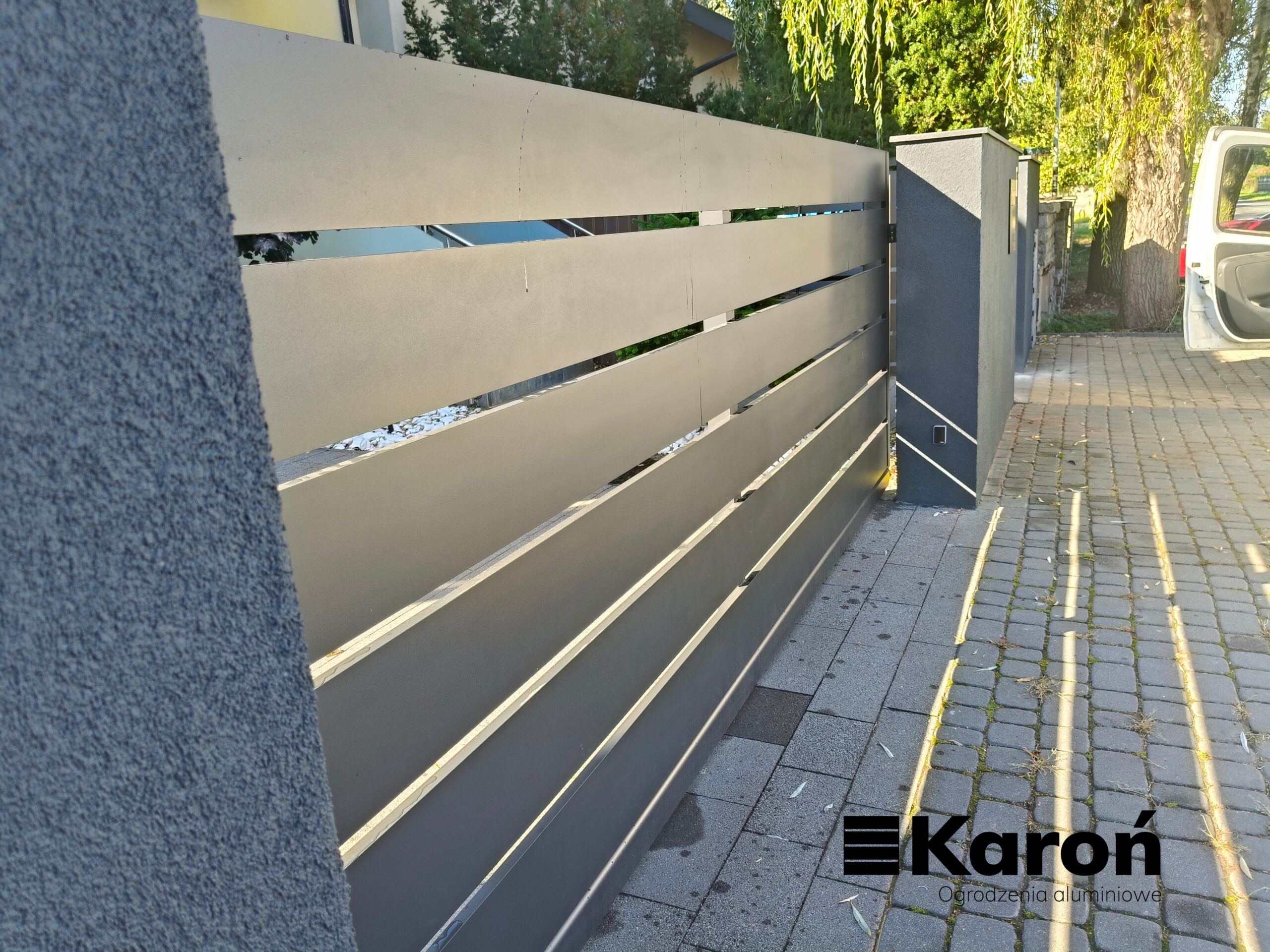 Nowoczesna brama przesuwna z paneli aluminiowych szerokich – Łódź