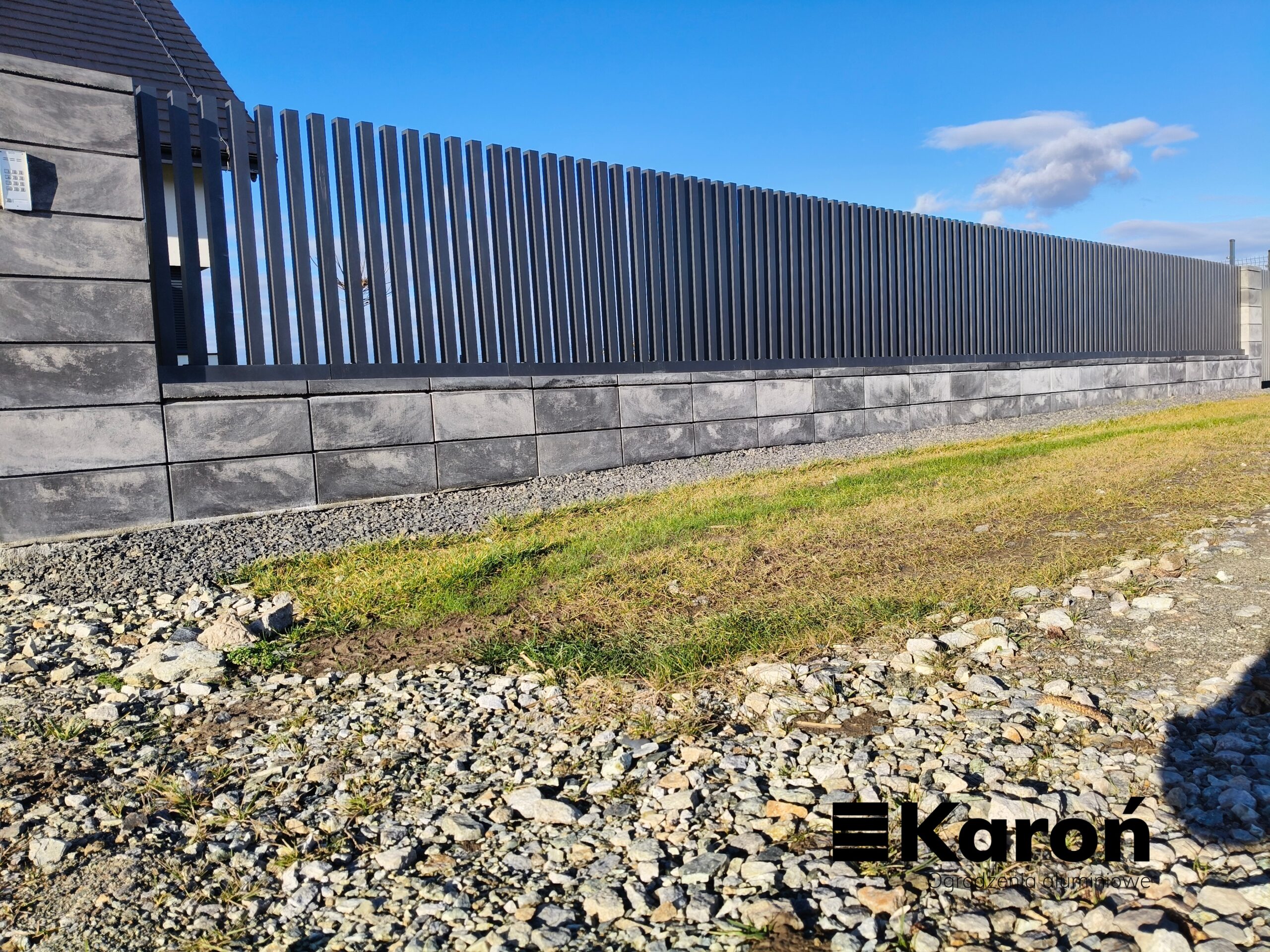 Ogrodzenie aluminiowe grzebieniowe 50×50 – realizacja Wrocław